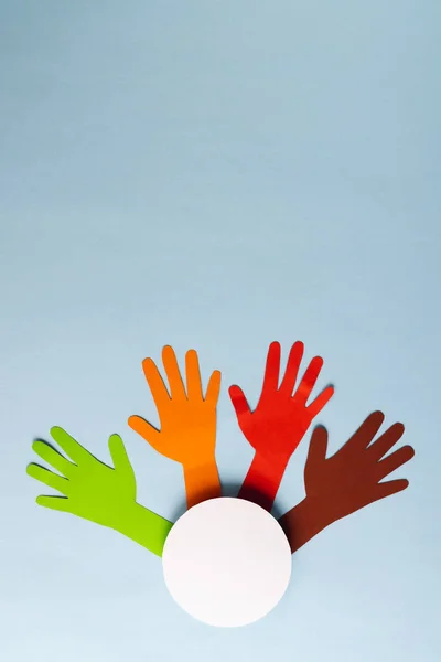 Papel Cortado Mãos Multicoloridas Círculo Branco Com Espaço Cópia Fundo — Fotografia de Stock