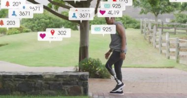 Sosyal medya tebligatlarının animasyonu, park yerinde protez bacağı olan Afrikalı Amerikalı bir adam. Dijital bileşik, çoklu pozlama, teknoloji, fitness, egzersiz, ampütasyon ve sakatlık.