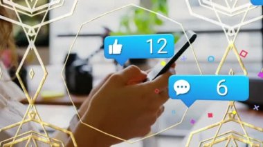 Ofiste akıllı telefon kullanan bir kadının orta kısmında sosyal medya ikonu ve altın çerçevenin canlandırılması. Sosyal medya ağı ve iş teknolojisi kavramı