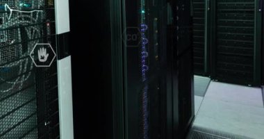 Sunucu odasındaki simgelerle veri işleme animasyonu. Küresel teknoloji, bilgisayar ve dijital arayüz kavramı dijital olarak oluşturulmuş video.
