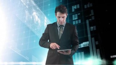 Kafkas işadamının siyah arkaplandaki veri işleme üzerinde tablet kullanmasının animasyonu. Küresel iş, finans ve dijital arayüz kavramı dijital olarak oluşturulmuş video.