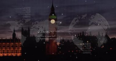 Dünya haritasının animasyonu, dönen küre ve veri işlemesi Büyük Ben Kulesi 'nin gece görüşüne karşı. Bilgisayar arayüzü ve iş veri teknolojisi kavramı