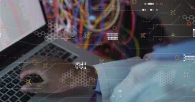 Sunucu odasında dizüstü bilgisayarla Afro-Amerikan erkek mühendis üzerinde veri işleme animasyonu. Bilgisayar arayüzü ve iş veri depolama teknolojisi kavramı