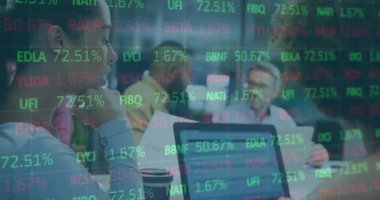 Ofiste dizüstü bilgisayarla tartışan iki farklı kadın üzerinde borsa veri işleme animasyonu. Küresel ekonomi ve iş teknolojisi kavramı