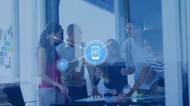 Ofiste birlikte tartışan çeşitli iş adamları üzerine dijital simge ağının animasyonu. Küresel ağ ve iş teknolojisi kavramı