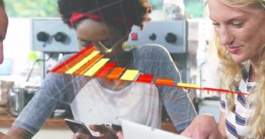 Kafedeki elektronik cihazlar kullanılarak çeşitli meslektaşlar hakkında istatistiksel veri işleme animasyonu. İş veri teknolojisi kavramı