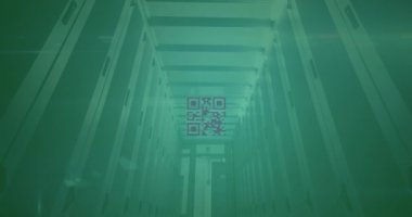 Bilgisayar sunucu odasına karşı neon qr kod tarayıcı ve veri işleme animasyonu. Dijital ödeme ve iş veri depolama teknolojisi kavramı