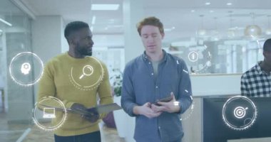 Ofiste yürürken fikir paylaşımı yapan farklı iş arkadaşlarının etrafında daireler çizen ikon animasyonu. Dijital bileşik, çoklu pozlama, iş, planlama, açıklama, takım çalışması, tartışma ve teknoloji.