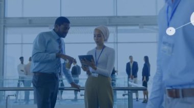 Çeşitli işadamları ve iş kadınlarının ofiste tartıştığı dijital ikon ağının animasyonu. Küresel ağ ve iş teknolojisi kavramı