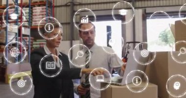 Beyaz işçilerin depoda konuştuğu medya simgelerinin canlandırılması. Küresel iş, dağıtım ve dijital arayüz kavramı dijital olarak oluşturulmuş video.