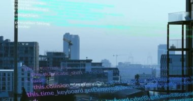 Arka plandaki modern binalar üzerinde bilgisayar dilinin animasyonu. Dijital bileşik, çoklu pozlama, kodlama, makine öğrenmesi, mimari, soyut ve teknoloji kavramı.