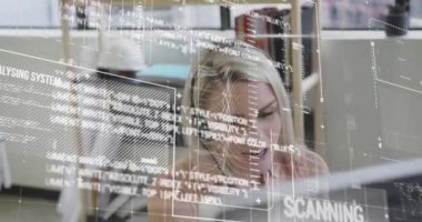 Beyaz kadın ajanın kulaklıkla konuşması üzerine grafiklerin, mesajların, programlama dilinin animasyonu. Dijital bileşik, çoklu pozlama, rapor, iş, müşteri hizmetleri, çağrı merkezi, teknoloji.