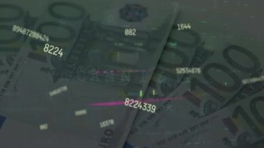 Elle sayılan banknotların üzerinde numaraların ve veri işlemlerinin animasyonu. Küresel iş ve dijital arayüz kavramı dijital olarak oluşturulmuş video.
