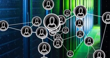 Arkaplandaki sunucu odasındaki noktaların üzerindeki satırlarla bağlantılı simgelerin canlandırılması. Dijital bileşik, çoklu pozlama, iletişim, veri merkezi, ağ, teknoloji ve ağ sunucusu.