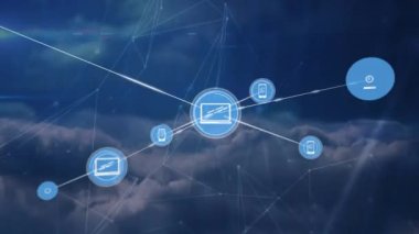 Mavi gökyüzündeki bulutlara karşı dijital simge ağının animasyonu. Küresel ağ ve bulut veri depolama teknolojisi kavramı