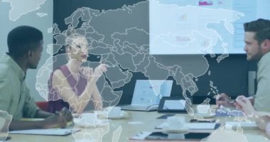 Beyaz bir kadının, ofisteki çeşitli meslektaşlarıyla tartıştığı dünya haritasının animasyonu. Küresel ağ ve iş teknolojisi kavramı