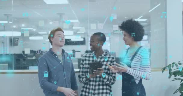 Анимация Сети Цифровых Икон Над Разнообразными Коллегами Обсуждающими Улыбающимися Офисе — стоковое видео