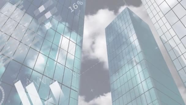 Animacja Interfejsu Infograficznego Nad Niskokątnym Widokiem Szklanych Budynków Zachmurzone Niebo — Wideo stockowe
