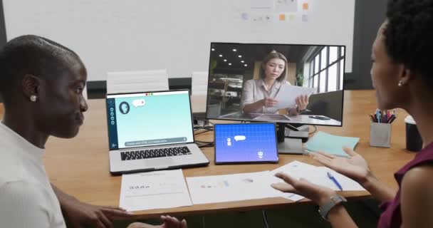 Różnorodni Biznesmeni Dzwoniący Wideo Korzystający Laptopa Czatem Cyfrowym Ekranie Biurze — Wideo stockowe