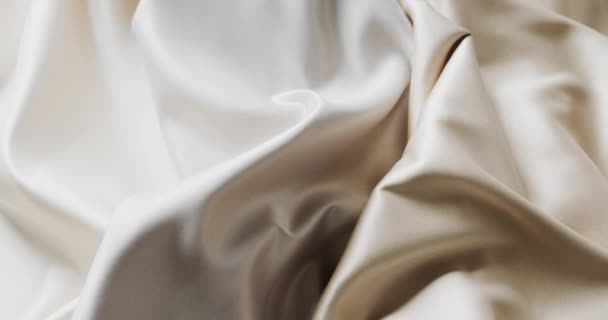 Bliżej Białe Beżowe Błyszczące Jedwabne Ubrania Zwolnionym Tempie Tekstura Tkanina — Wideo stockowe