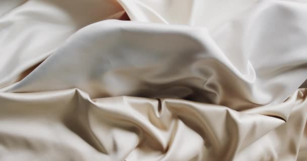 Primer Plano Ropa Seda Brillante Blanca Beige Cámara Lenta Textura — Vídeos de Stock