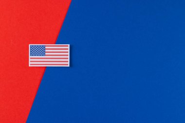 Kırmızı ve mavi arka planda kopya alanı olan Amerika Birleşik Devletleri bayrağının yüksek açılı görüntüsü. Amerikan vatanseverliği, bağımsızlık günü ve gelenek kavramı.
