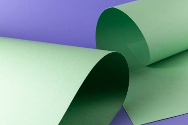Mor arkaplanda fotokopi alanı olan yeşil kağıdı kapat. Renk, doku ve malzeme.