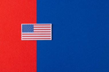 Amerika Birleşik Devletleri bayrağının mavi ve kırmızı arka planında fotokopi alanı olan yüksek açılı görüntüsü. Amerikan vatanseverliği, bağımsızlık günü ve gelenek kavramı.