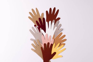 Kağıt, çok renkli ellerden kesilmiş ve beyaz zemin üzerinde fotokopi alanı var. İnsani yardım, insanlar, yardım ve insan kavramı.