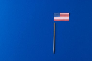 Amerika Birleşik Devletleri bayrağının mavi arka planında fotokopi alanı olan yüksek açılı görüntüsü. Amerikan vatanseverliği, bağımsızlık günü ve gelenek kavramı.