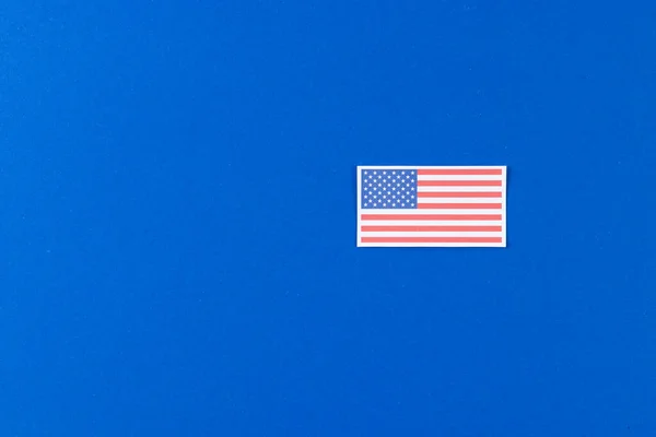 Hög Vinkel Syn Flaggan Usa Med Kopia Utrymme Blå Bakgrund — Stockfoto