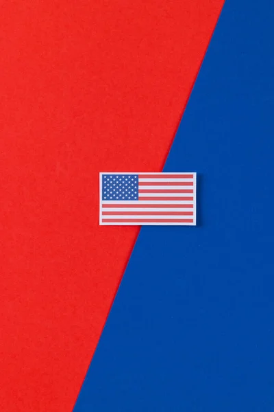 美国国旗的高角度视图 红色和蓝色背景上有复制空间 美国的爱国主义 独立日和传统概念 — 图库照片