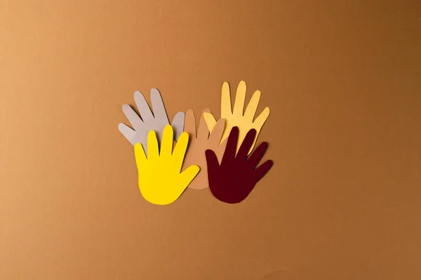 Бумага Вырезана Разноцветных Рук Копировальным Пространством Коричневом Фоне Гуманитарная Помощь — стоковое фото