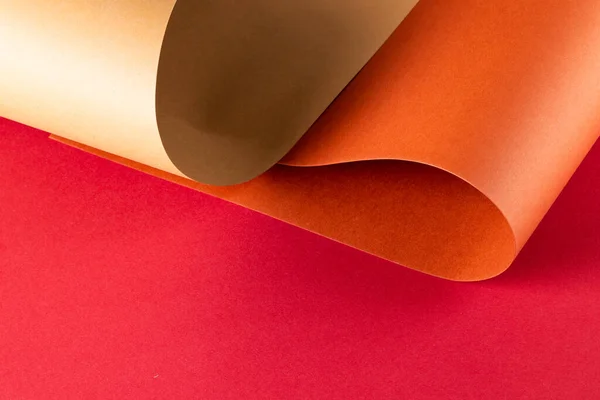 빨간색 배경에 주황색 베이지 종이를 공간으로 덮는다 — 스톡 사진
