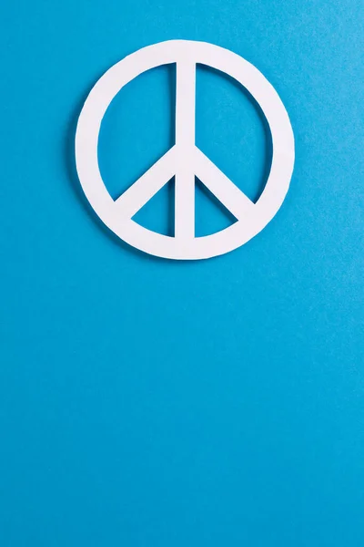 青の背景にコピースペースと白の平和サインの高い角度ビュー 平和と反戦運動の概念 — ストック写真