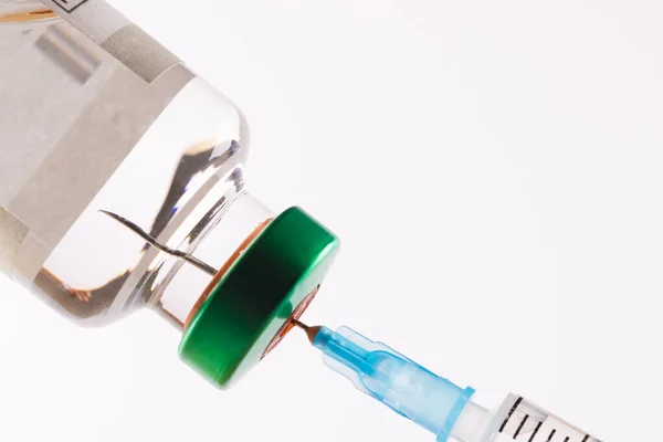 Átlátszó Folyadékot Tartalmazó Injekciós Üvegből Például Inzulinból Fehér Alapon Fénymásoló — Stock Fotó