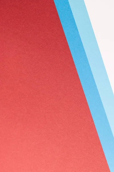 Close Van Wit Blauw Papier Rode Achtergrond Met Kopieerruimte Kleur — Stockfoto
