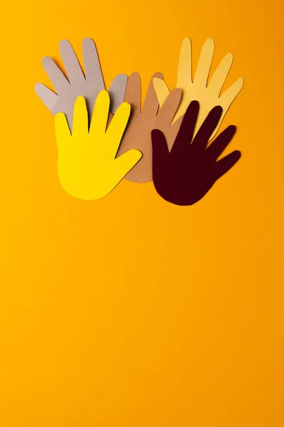 Закрыть Бумагу Вырезанную Разноцветных Рук Пространством Копирования Оранжевом Фоне Гуманитарий — стоковое фото