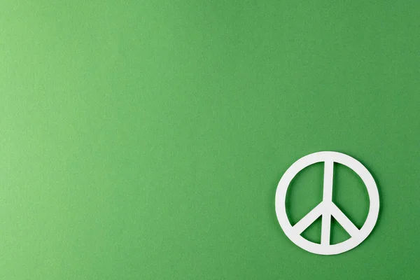 Высокоугольный Вид Белого Знака Мира Копировальным Пространством Зеленом Фоне Концепция — стоковое фото