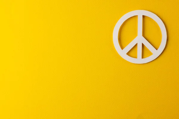 Sarı Arka Planda Fotokopi Alanı Olan Beyaz Barış Işareti Yüksek — Stok fotoğraf