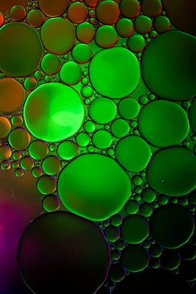 宏关闭的水泡与复制空间的绿色背景 形状和图案概念 — 图库照片
