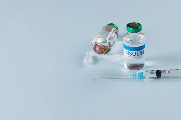 带小宝宝和注射器的胰岛素片 蓝色背景 有复制空间 糖尿病 治疗和健康意识 — 图库照片