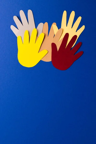 Закрыть Бумагу Вырезанную Разноцветных Рук Копировальным Пространством Синем Фоне Гуманитарий — стоковое фото