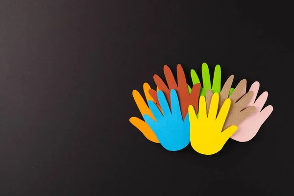 Close Papel Cortado Mãos Multicoloridas Com Espaço Cópia Sobre Fundo — Fotografia de Stock
