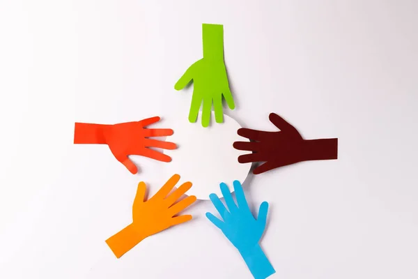 Papel Recortado Mãos Multicoloridas Círculo Branco Com Espaço Cópia Sobre — Fotografia de Stock