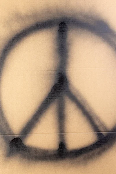 Sarı Arka Planda Siyah Püskürtülmüş Barış Işaretini Kapatın Barış Savaş — Stok fotoğraf