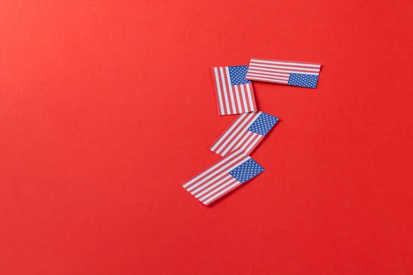 赤い背景にコピースペースを持つ米国の4つのフラグの高い角度のビュー アメリカの愛国心 独立記念日 伝統的概念 — ストック写真