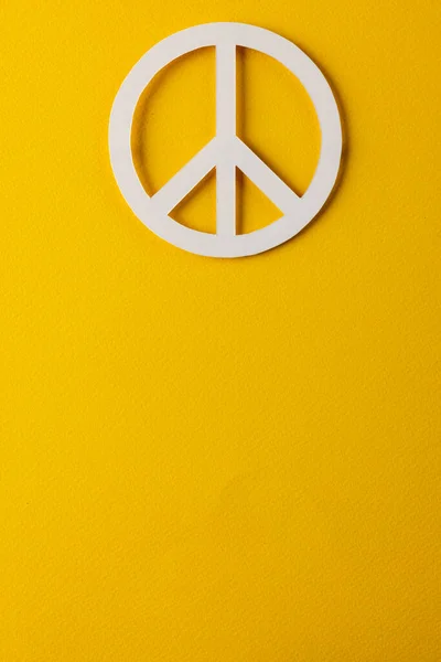 Hoge Hoek Uitzicht Van Witte Vrede Teken Met Kopieerruimte Gele — Stockfoto