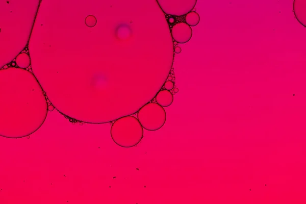 ピンクの背景にコピースペースと水の泡のマクロを閉じます マクロ カラー パターンの概念 — ストック写真
