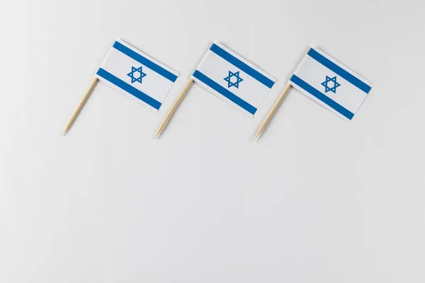 关闭三面带有白底复制空间的以色列国旗 犹太宗教和传统 — 图库照片